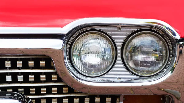 Első fényszóró egy régi retro retro autó. Közelről. Közúti közlekedés. — Stock Fotó