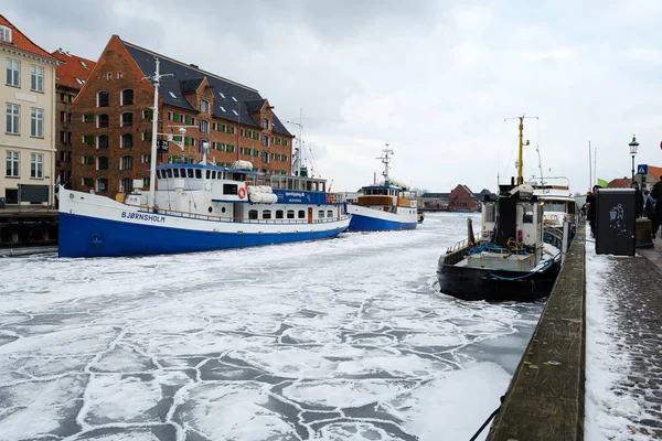 Copenhague. Dinamarca 3 de marzo de 2018. Copenhague canal congelado con hermosos barcos. Fenómenos naturales. Arquitectura . — Foto de Stock