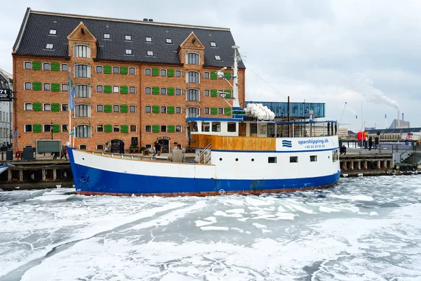 Kopenhagen. Dänemark 3. März 2018. Kopenhagen gefrorenen Kanal mit schönen Schiffen. Naturphänomene. Architektur. — Stockfoto