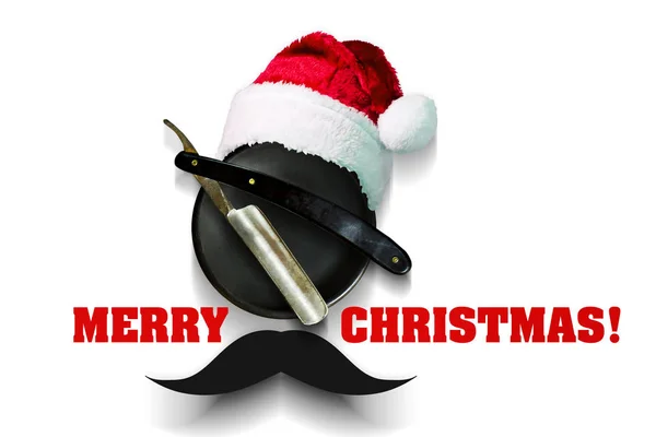 白い背景の上のサンタ クロースの帽子と発泡皿にかみそり碑文のメリー クリスマス。美容院・理髪店のカード幸せな新年とクリスマスの挨拶. — ストック写真