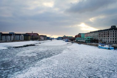 Kopenhag. Danimarka 3 Mart 2018. Kopenhag kanal güzel savaş gemileriyle donmuş. Doğal olayların. Mimari.