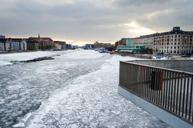 Kopenhag. Danimarka 3 Mart 2018. Kopenhag kanal güzel savaş gemileriyle donmuş. Doğal olayların. Mimari.