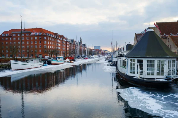 Kopenhaga. Dania 3 marca 2018 r. Kopenhaga, mrożone kanał z piękne statki. Zjawiska naturalne. Architektura. — Zdjęcie stockowe