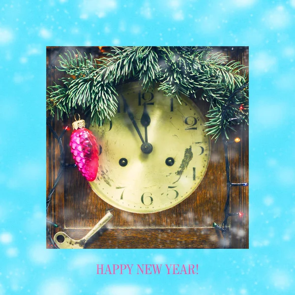 Різдвяна листівка зі старим годинником та іграшкою на ялинку. Відпочинок . — стокове фото