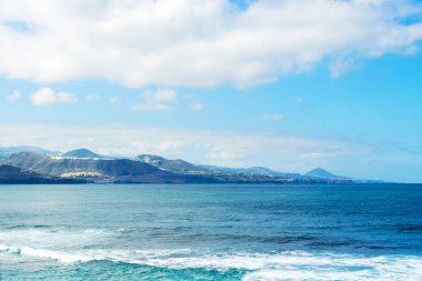 Güzel okyanus manzaralı güzel dağlar içinde belgili tanımlık geçmiş. İspanya. Kanarya Adaları. Deniz manzarası.