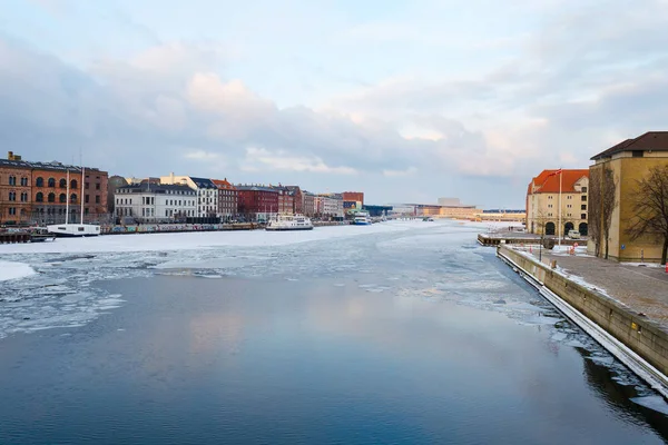 哥本哈根 丹麦2018年3月3日 哥本哈根冰冻运河与美丽的船 自然现象 建筑季节 — 图库照片