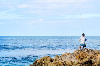 Buzlu okyanus üzerinde balık balıkçı yakalar. Güzel mavi gökyüzü. Hobi. Gevşeme.