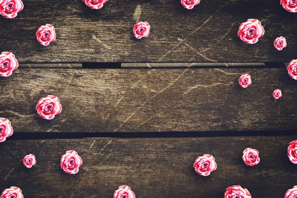 Hermosos brotes de rosas rosadas sobre un fondo de madera. Copiar espacio . — Foto de Stock