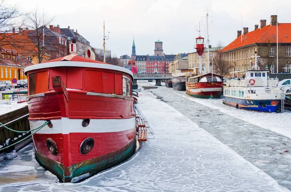 Copenhague. Dinamarca 3 de marzo de 2018. Copenhague canal congelado con hermosos barcos. Fenómenos naturales. Arquitectura . —  Fotos de Stock