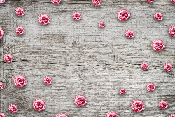Buds de rosas rosa em um fundo de madeira cinza. Espaço para cópia. Dia de São Valentim, Fundo do Dia das Mães . — Fotografia de Stock