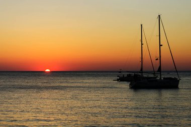 Güzel gün batımı denize. Batan güneşin ufuk ötesine. Deniz manzarası. Arka plan.