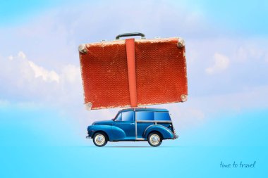 Bagajı bavula mavi eski arabaların. Mavi bir arka plan üzerinde. Seyahat kavramı. Yaz