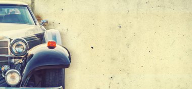 Arka plan beton bir duvarı'nın eski güzel araba far. Uzay kopyalayın. Kavram afiş tamir, otomobil satışı.