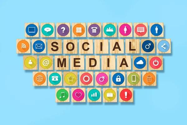 Concetto di social media con icone sociali su blocchi di legno. Fondo blu . — Foto Stock