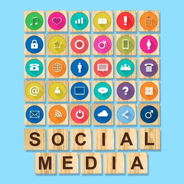 Concetto di social media con icone sociali su blocchi di legno. Fondo blu . — Foto Stock