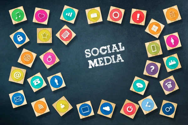 Concetto di social media con icone sociali su blocchi di legno. Sfondo blu scuro.C — Foto Stock