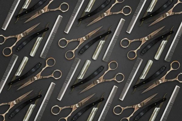 Friseursalon Hintergrund. Friseurschere, Kamm und Rasiermesser zum Rasieren auf dunklem Hintergrund. Schönheit und Mode Hintergrund. — Stockfoto