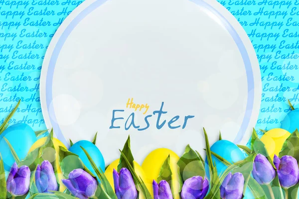 Happy Easter background with multicolored Easter eggs and a white plate and tulips on a blue background. Copy space. Easter card. Easter background. — Stock Photo, Image