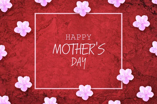 Buona festa della mamma lettering su sfondo rosso con bellissimi fiori primaverili. Contesto di congratulazione. Biglietto festivo — Foto Stock