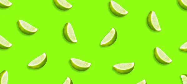 Trancher du citron vert juteux sur un fond vert vif. Des fruits frais. Fond de fruits. Fête d'été. Anniversaire . — Photo