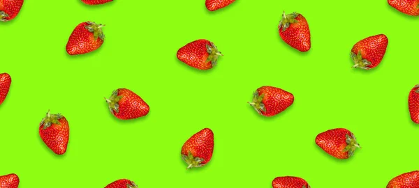 Rijpe aardbeien op een heldere groene achtergrond. Vers fruit. Fruit achtergrond. Zomerfeest. Verjaardag. — Stockfoto