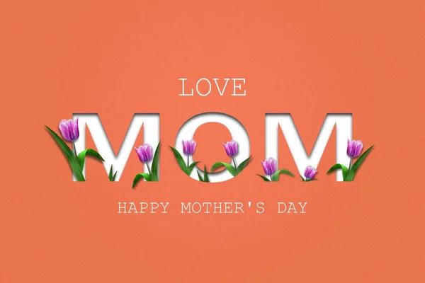Amor mãe, cortando inscrição em um fundo de coral. Lindas tulipas. Feliz Dia da Mãe, cartão de felicitações. Banner festivo . — Fotografia de Stock