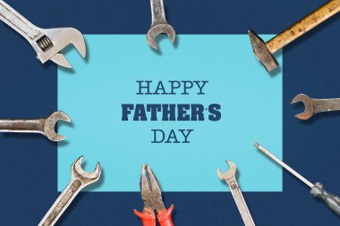 Babalar günün kutlu olsun. Koyu arka plan Tebrik arka plan üzerinde farklı araçlar.