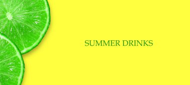 Yaz içkileri kavramı. Parlak sarı bir arka plan üzerinde Dilimlenmiş Kireç. Kopya alanı. Üst Görünüm. Metin için yer. Metni temizlemesi kolay. Yaz tatili afişi.