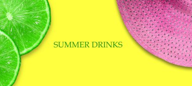 Yaz içkileri kavramı. Parlak sarı bir arka plan üzerinde Dilimlenmiş Kireç ve Pembe Plaj Şapkası. Kopya alanı. Üst Görünüm. Metin için yer. Metni temizlemesi kolay. Yaz tatili afişi.