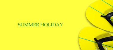 Yaz tatili konsepti. Parlak sarı bir arka plan üzerinde plaj terlik. Kopya alanı. Üst te. Metin için yer. Metni temizlemesi kolay. Yaz tatili afişi.