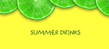 Yaz içkileri kavramı. Parlak sarı bir arka plan üzerinde Dilimlenmiş Kireç. Kopya alanı. Üst Görünüm. Metin için yer. Metni temizlemesi kolay. Yaz tatili afişi.