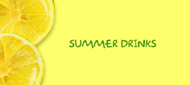 Yaz içkileri kavramı. Parlak sarı bir arka plan üzerinde dilimlenmiş limon. Kopya alanı. Üst Görünüm. Metin için yer. Metni temizlemesi kolay. Yaz tatili afişi.