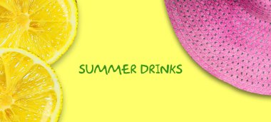 Yaz içkileri kavramı. Parlak sarı bir arka plan üzerinde dilimlenmiş limon ve Pembe Plaj Şapkası. Kopya alanı. Üst Görünüm. Metin için yer. Metni temizlemesi kolay. Yaz tatili afişi.