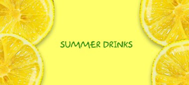 Yaz içkileri kavramı. Parlak sarı bir arka plan üzerinde dilimlenmiş limon. Kopya alanı. Üst Görünüm. Metin için yer. Metni temizlemesi kolay. Yaz tatili afişi.
