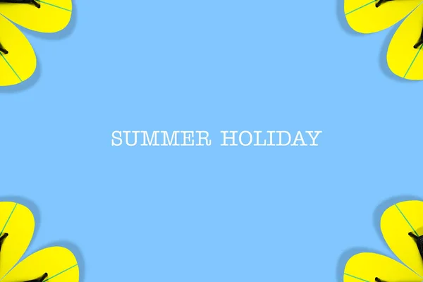 여름 휴가 개념입니다. 파란색 배경에 해변 슬리퍼입니다. 공간을 복사합니다. 맨 위 보기. 텍스트에 배치합니다. 텍스트를 쉽게 청소할 수 있습니다. 여름 휴가 배너. — 스톡 사진