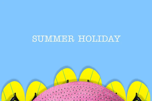 O conceito de umas férias de verão. Chinelos de praia e chapéu em um fundo azul. Espaço para cópia. Vista de cima. Lugar para SMS. Texto fácil de limpar. Banner de férias de verão . — Fotografia de Stock