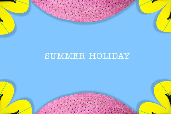夏休みのコンセプト。青い背景にビーチスリッパと帽子。スペースをコピーします。上から見る。テキスト用に配置します。テキストを簡単にクリーンアップできます。夏休みバナー. — ストック写真