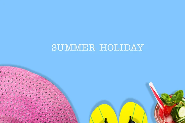 The concept of a summer holiday. Beach slippers, hat and summer cocktail on a blue background. Copy space. View from above. Place for text. Easy to clean text. Summer holiday banner. — Stock Photo, Image