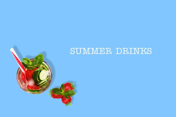 Cocktail with cucumber, strawberry, mint, and ice on a blue background.Top view. Copy space. Place for text. Summer drinks. — Stock Photo, Image