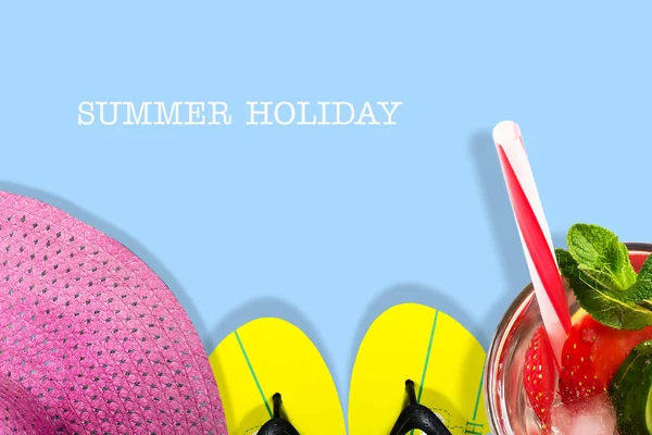 The concept of a summer holiday. Beach slippers, hat and summer cocktail on a blue background. Copy space. View from above. Place for text. Easy to clean text. Summer holiday banner. — Stock Photo, Image