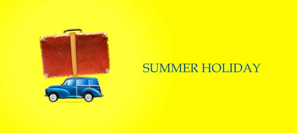 暑假的概念。在明亮的黄色背景上装有手提箱的汽车。复制空间。从上面查看。文本的位置。易于清理文本。暑假横幅. — 图库照片