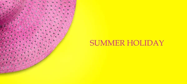 Konsep liburan musim panas. Topi pantai merah muda dengan latar belakang kuning cerah. Salin ruang. Top View. Tempat untuk teks. Mudah untuk membersihkan teks. Spanduk liburan musim panas . — Stok Foto