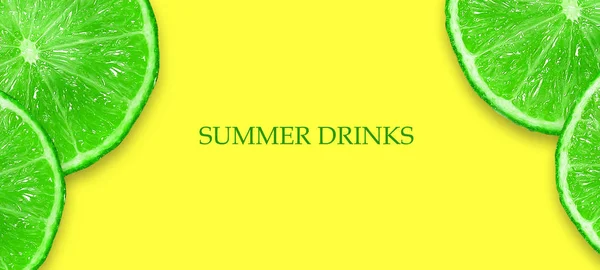 Conceito de bebidas de verão. Limão fatiado em um fundo amarelo brilhante. Espaço para cópia. Vista superior. Lugar para SMS. Texto fácil de limpar. Banner de férias de verão . — Fotografia de Stock