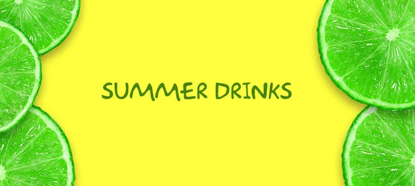 A nyári italok fogalma. A szeletelt mész világos sárga háttérrel. Térmásolat. Felülnézet. Hely a szöveghez. Könnyen tisztítható szöveg. Nyári szünnap banner. — Stock Fotó