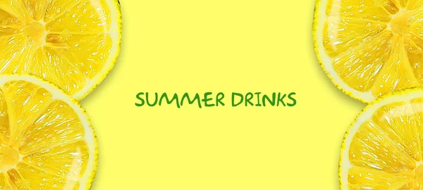 夏季饮料的概念。在明亮的黄色背景上切片柠檬。复制空间。顶部视图。文本的位置。易于清理文本。暑假横幅. — 图库照片
