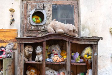 Lviv. Ukrayna, 14 Nisan 2019. Eski, atılmış çocuk oyuncakları müzesi. Seyahat.