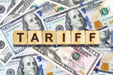 Tarife, Dolar banknotlarının arka planındaki ahşap bloklar üzerindeki yazıt. İşletme, finans.
