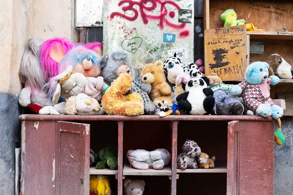 Lviv. Ucrania, 14 de abril de 2019. Museo de juguetes para niños viejos y desechados. Viajes . — Foto de Stock