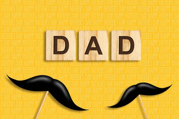 Glücklicher Vatertag Hintergrund. Schnurrbart am Stock. Papa, Inschrift auf Holzklötzen auf gelbem Grund. Glückwunsch. — Stockfoto
