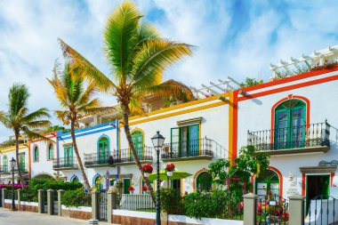 Gran Canaria İspanya. 6 Aralık 2018. Gran Canaria sokakları. Bir sahil şeridinde güzel, canlı çok renkli evler ve palmiye ağaçları. Mimari. Seyahat.